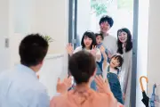 お盆に家族や親族を迎える側の負担、4割超は「特に感じない」