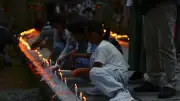 高野山でろうそくまつり、10万本の明かりが参道を埋め尽くす