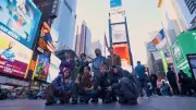 ONE OR EIGHT、NY公演に密着「世界の一番にならないといけない」 番組最終回でタイムズスクエアゲリラ挑戦