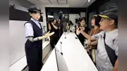 大阪メトロ、生成AI搭載ヒューマノイド駅員「ヒナタ」が梅田駅で実証実験開始