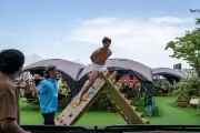 パンサー尾形がパンツ一丁で遊具に拘束され竹刀持った菅が詰め寄る衝撃光景