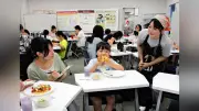 夏野菜ピザで親子料理教室　椙山女学園大の学生団体が開催