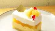 パティスリーラボ、3層の夏ケーキ「ココナッツパイン」神戸市西区