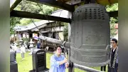 長崎原爆の日、志布志市の専念寺で平和の鐘つく