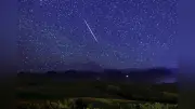 ペルセウス座流星群、真夏の夜空に歓声 十勝岳連峰で観測