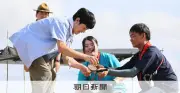 悠仁さま、スカウトと豚汁作りや丸太切り体験