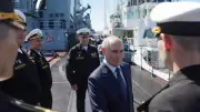 プーチン氏、択捉島を訪問し水産加工場を視察　北方領土に初上陸