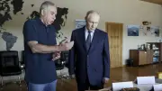 プーチン氏択捉島上陸、日本政府に衝撃　高市首相「関係回復困難に」