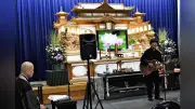 初盆供養でラーメン店長が弾き語り披露　高知・桂蔵寺