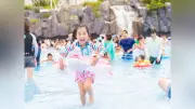 プールでラッシュガード着用はマナー？水着姿に「目のやり場に困る」彼氏の主張に賛否