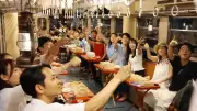 レトロなビール列車「夜キハ」若い女性に人気 千葉・小湊鉄道