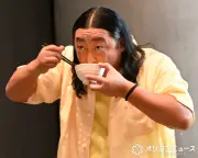 ロバート秋山、卵かけご飯を食べながら客席降り 元マネージャーの卵に「マジでうまい」