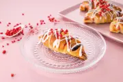 サンマルクカフェ、プレミアムICHIGOチョコクロと初のパン・オ・ショコラ発売