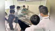 埼玉栄中２医学クラスが放射線研究施設を見学、重粒子線治療学ぶ
