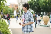 坂口健太郎、泣き出す子どもを遠くから見つめる 監督の実体験を投影した『私はあなたを知らない、』場面写真