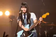 櫻坂46山﨑天、ギターかき鳴らし開幕宣言 『閃光ライオット』で10代へ熱いメッセージ