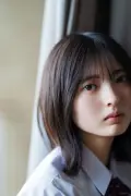 櫻坂46最年少・山田桃実、夏の放課後グラビアで多彩な魅力を披露