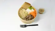 「食卓の主役」サラダ、肉や魚介・ナッツ加え健康的に、専門店もスーパーも商品充実、1食分の満足感が人気