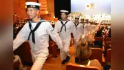海自佐世保教育隊で修業式、425人が基礎学ぶ　保護者ら見守る