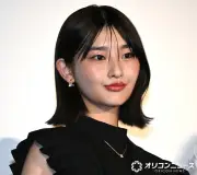 佐月絵美、あいさつ順に困惑「ウイカさんの後は…」　スカート中央くり抜き衣装で登場