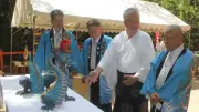 彫刻家・籔内佐斗司さん制作の木彫「春日龍神童子」を金龍神社に奉納