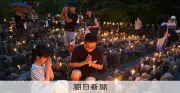 京・化野念仏寺で千灯供養、雨の中8千体の無縁仏を照らす