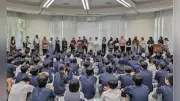 専大松戸中3、留学生と英語交流 将来の夢を発表