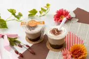 セブン、混ぜて楽しむ「カフェラテ＆抹茶ラテわらびもち」新発売