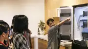 女子中高生に理工系の魅力紹介 シャープが八尾で職場体験イベント