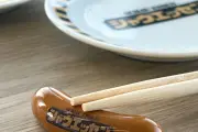 箸の日、シャウエッセン公式がソーセージ型はし置きを紹介