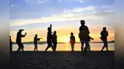 800年続く白石踊、夕暮れの砂浜で幻想的に 岡山・笠岡諸島