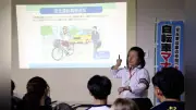 ブラジル人にポルトガル語で交通ルール講習、県警が事故防止へ各地巡回