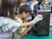 小6がパソコン組み立て挑戦、マウスコンピューター飯山工場で過去最大規模の親子イベント