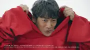 反町隆史、『GTO』現場で自分の年齢に驚き 巨大パーカーで家電実験に挑戦する新CM公開