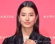 すみれ、美ウエストのぞく個性派トップス姿に反響「センスの塊」「下が気になる」