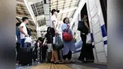 帰省ラッシュがピーク、新幹線のぞみ満席 自由席乗車率120%