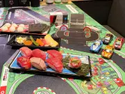 スシロー×GR初コラボ、寿司ネタモチーフのミニカー付きメニュー登場