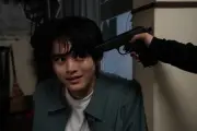 鈴鹿央士、『藁にもすがる獣たち』撮影現場Vlog公開 森七菜に銃口向けられ絶体絶命