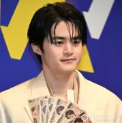 鈴鹿央士、顔入り疑似紙幣を懐へにやり 映画『藁にもすがる獣たち』完成披露