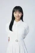 山之内すず、2026年8月1日に株式会社Uniiiqueの公式サイト改装にともない新宣材ショット公開 白いワンピース姿で笑顔