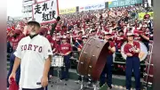 拓大紅陵アルプス席で吹奏楽部が新曲「走れ紅陵」を力強く演奏