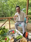 高橋英樹、長野の別荘で妻手作りの緑あふれるブランチ公開