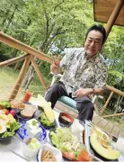 高橋英樹、長野の別荘で青空ブランチ披露 妻との2ショットも