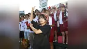 高岡商応援部は全員女子、数十キロの旗掲げ野球部に恩返し