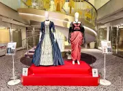 阪急17番街で宝塚歌劇衣装展が開幕、螺旋階段の装飾も