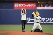 田中麗奈、46歳の美貌に驚きの声「超綺麗で顔小さかった」南海ユニで始球式