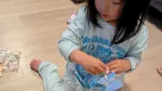 3歳児が貴重なちいかわシールを壁一面に貼り付け、SNSで話題に
