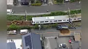 こどもの国線で電車とトラック接触、乗客約100人避難