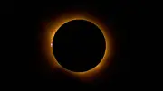 欧州で27年ぶり皆既日食 「黒い太陽」の天体ショーを堪能