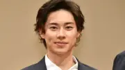 戸塚純貴、『めおと日和』脚本に釘付けのショット公開「おはぎも売ります（たぶん…）」